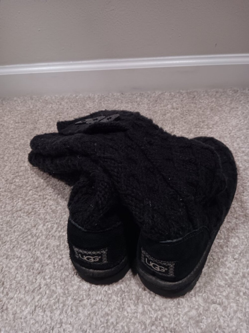 UGG / Black / Woman Size 6